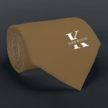 Gravata Peanut Brown Elegant Monograma   Nome<br><div class="desc">Uma gravata elegante com um monograma branco arrojado sobre um fundo castanho de amendoim. Por cima deste monograma, está o seu primeiro sobrenome, soletrado em todas as capitais. Se você preferir um nome mais ousado procure o dentro de nome pessoal da letra grande, você pode fazer o seguinte: Use a...</div>