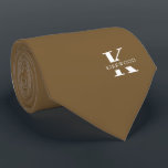 Gravata Peanut Brown Elegant Monograma   Nome<br><div class="desc">Uma gravata elegante com um monograma branco arrojado sobre um fundo castanho de amendoim. Por cima deste monograma, está o seu primeiro sobrenome, soletrado em todas as capitais. Se você preferir um nome mais ousado procure o dentro de nome pessoal da letra grande, você pode fazer o seguinte: Use a...</div>