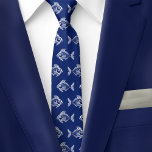 Gravata Peixes Brancos No Mar Azul Profundo<br><div class="desc">Natação de peixe branco para frente e para trás num fundo azul marinho.</div>