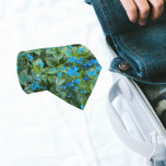 Gravata Pequeno Padrão Floral de Flores de Brunnera Azul<br><div class="desc">Vestir em estilo com esta gravata de na moda que apresenta uma imagem de pequenas flores azuis de Brunnera e folhas impressas em um padrão de títulos repetitivos.</div>