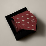 Gravata Pinos Padrão Monograma<br><div class="desc">A gravata vermelha brilhante é normalmente chamada de "gravata de força", mas esta é uma gravata de "força de pulga". Personalize este design de boneca divertido com um monograma para torná-lo o presente perfeito para os donos de cachorros. Procurando uma cor diferente? Sem problemas! Basta clicar no botão "Personalizar" e...</div>