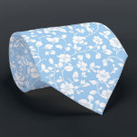 Gravata Pó Personalizado Blue Garden Floral Tie<br><div class="desc">Este delicado impressão,  inspirado no jardim,  apresenta pequenos florais brancos contra um fundo azul em pó,  exuando encanto e graça. É perfeito para os noivos que buscam um aspecto suave e refinado e complementam casamentos de primavera ou de temas pastéis. Uma bela opção para as cerimônias tradicionais e modernas.</div>