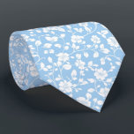 Gravata Pó Personalizado Blue Garden Floral Tie<br><div class="desc">Este delicado impressão, inspirado no jardim, apresenta pequenos florais brancos contra um fundo azul em pó, exuando encanto e graça. É perfeito para os noivos que buscam um aspecto suave e refinado e complementam casamentos de primavera ou de temas pastéis. Uma bela opção para as cerimônias tradicionais e modernas.</div>