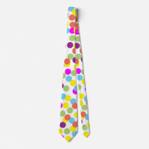 Polka-pontos coloridos coloridos em branco