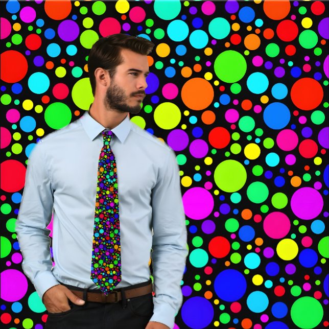 Gravata Ponta de pontos de bolha multicolores (Preto) (Man wears a Multicolored Bubble Dots on Black Tie. Background matches tie pattern. )