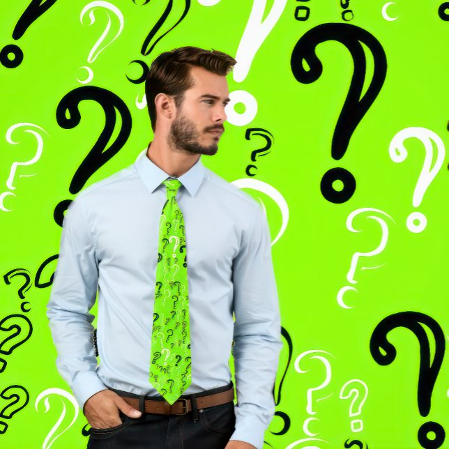 Gravata Pontas de Pergunta - Branco, Preto, Chartreuse (Man wears a light green neckties with a pattern of question marks in white and black.)