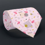 Gravata Pontos Flamingos e Ouros Retroativos a Rosa<br><div class="desc">Um abstrato moderno de flamingos rosa-quentes tropicais, pontos pretos e dourados, pretos, triângulos, círculos, listras e coroas num fundo cor-de-rosa-bebê, esta gravata do pescoço deste homem é legal para o escritório, uma noite na cidade, um casamento, a sua própria cerimônia de casamento, para o noivo ou padrinhos de casamento ou...</div>