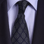 Gravata Procurador de Justiça Azul e Prateado<br><div class="desc">À primeira vista, este design ornamentado parece ser um padrão geométrico elaborado, no entanto, ao se aperceber de uma inspeção mais apertada, ele é composto pelas escalas de justiça, criando um padrão atrativo ideal para um advogado, advogado, profissional forense ou estudante de Direito que comemora a graduação ou a aprovação...</div>