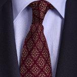 Gravata Procurador-Geral da Justiça Dourada e Burgundy<br><div class="desc">À primeira vista, este design ornamentado parece ser um padrão geométrico elaborado, no entanto, ao se aperceber de uma inspeção mais apertada, ele é composto pelas escalas de justiça, criando um padrão atrativo ideal para um advogado, advogado, profissional forense ou estudante de Direito que comemora a graduação ou a aprovação...</div>
