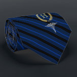 Gravata Profissional médico azul quadro do monograma<br><div class="desc">Um laço personalizado listrado azul costurado aos profissionais médicos que caracterizam os primeiros ou ao monograma do sobrenome dentro de uma grinalda do ouro do falso.</div>