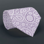 Gravata Púrpura de Pintel de Vintagem Branca<br><div class="desc">Este padrão de paisley branco sobre o roxo mutado é uma gravata subestimada,  mas elegante,  que você pode vestir ao escritório ou jantar. O fundo roxo mudo é uma cor alterável para corresponder às suas cores.</div>