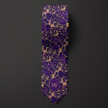 Gravata Púrpura e Dourada Padrão Neural Webbed<br><div class="desc">Este especial colar de padrão neural roxo e dourado é o acessório perfeito para expressar seu geek de ciência interior com estilo! Inspirada pela beleza mesmerizante dos neurônios e padrões neurais, essa gravata apresenta um motivo meticulosamente desenhado que representa esplendidamente a complexidade e a elegância das conexões do cérebro humano....</div>