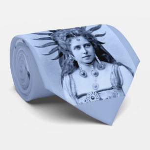Gravata Rainha Maria da Romênia como a Rainha Sol