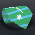 Gravata Raquetas Brancas legal de Tênis Rasas de Padrão Ve<br><div class="desc">Padrões Tênis de faixas brancas e verdes para ele | Tênis de Verão. Presente para tênis player, tênis de raquete branco em um fundo verde. Presente personalizado para um tênis. Trendy tênis jogadores em casa. Presentes modernos de jogador de tênis. Legal presente moderno para o seu treinador de tênis ou...</div>