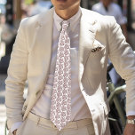 Gravata Românticas Camafeus Botânicos Régios Rosa Poeirent<br><div class="desc">Este casamento romântico inspirado na Regência apresenta rosas em aquarela em rosa poeirento e rosa-bege suaves, combinadas com silhuetas elegantes de cameos masculinos e femininos. A estética refinada e vintage captura o charme atemporal do início dos anos 1800, tornando-a perfeita para casais que sonham com um tema de casamento clássico,...</div>