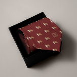 Gravata Rough Collie Dogs Pattern Monogrammed<br><div class="desc">O padrão dos cães Collie em um clássico fundo vermelho. Personalize com um monograma para torná-lo o perfeito de uma espécie de presente. Procurando uma cor diferente? Sem problemas! Basta clicar no botão "Personalizar" e selecionar a cor de fundo de sua escolha.</div>