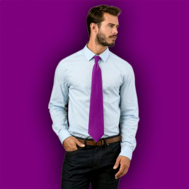 Gravata Roxa Sólida - Gravata de Cor Única (Man wearing a solid purple necktie, standing against a purple background that matches the tie.
)