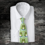 Gravata Sapo<br><div class="desc">Um laço verde com uma ilustração de um sapo fofo no seu lago! Pegue-o para um presente perfeito para seu Dia de os pais ou apenas para agradar seu namorado!</div>