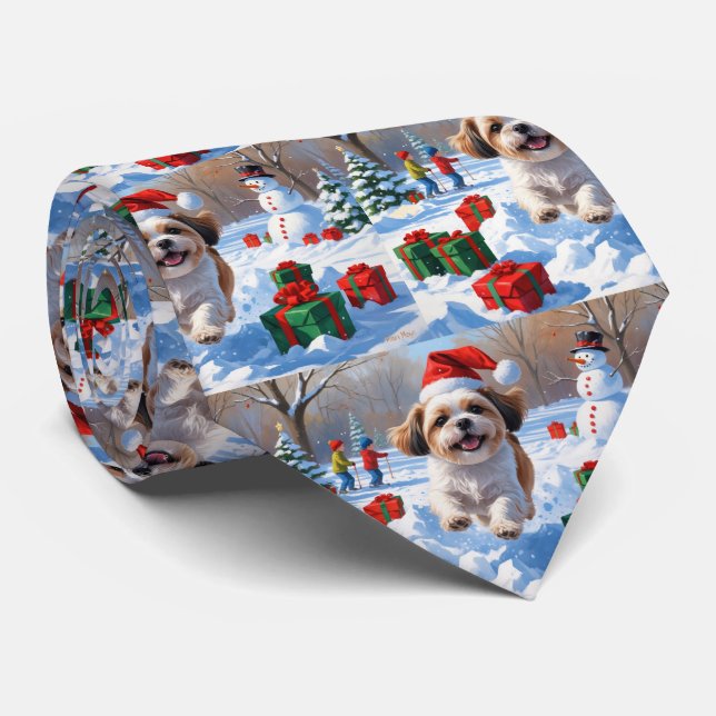 Gravata Shih Tzu correndo em neve com chapéu de Natal (Rolled)