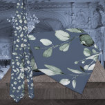 Gravata Silver Sage Eucalyptus Greenery Marinho Azul<br><div class="desc">Um verde-sábio só gravata no pescoço do casamento com pinturas de eucalipto pintadas a aquarelas em detalhes requintados em um verde-salva-vidas contra um fundo azul-marinho empoeirado. Uma gravata clássica do pescoço verde.</div>