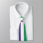 Gravata Sinalizador Suffragette<br><div class="desc">Esta design apresenta a bandeira do movimento sufragista, que no século 20 lutou pelo direito de voto nas eleições públicas, conhecido como sufrágio feminino. O termo "sufragette" foi cunhado para menosprezar o movimento, mas as mulheres envolvidas logo aceitaram e abraçaram o novo nome como sinal de sua recusa em aceitar...</div>
