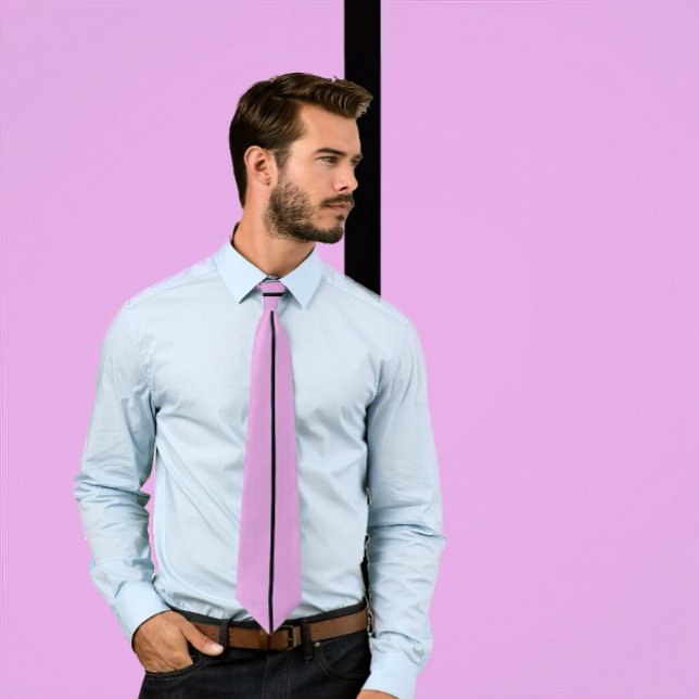 Gravata Solteiro Black Stripe no empilhamento de ameixa (Man wears a necktie featuring a single thin vertical black stripe on plum.)