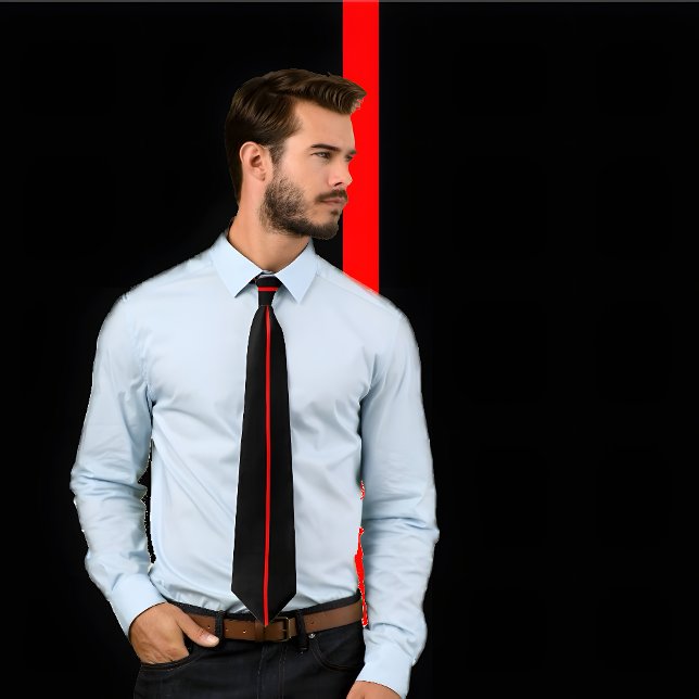 Gravata Solteiro Vermelho Stripe na Torre Preta (Man wears black tie with single vertical red stripe. He stands against wall with same design.)