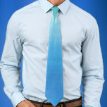 Gravata Sombras verdes esmaecendo em cores azuis e preguiç<br><div class="desc">Esta gravata masculina é uma mistura de cores nebulosas em tons vibrantes de verde,  azul aqua e azul profundo com um gradiente de verde no topo para azul profundo no fundo.</div>
