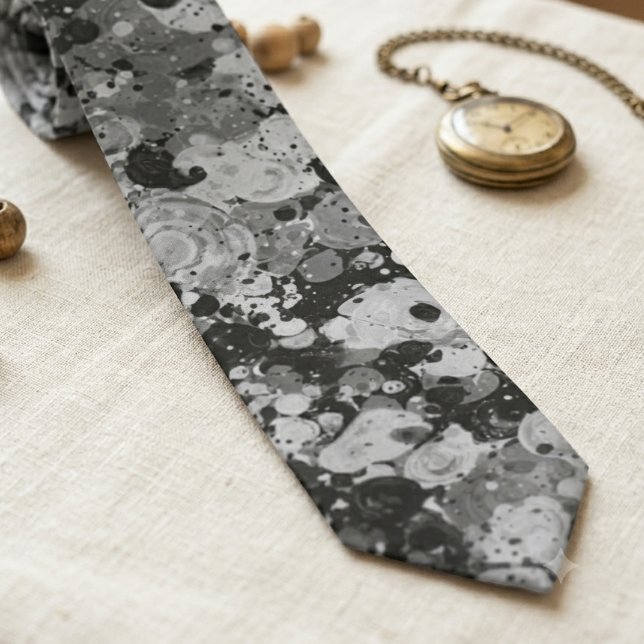 Gravata Sorteio de tinta abstrata monocromática (A bold black and white ink splatter necktie, a sharp, artistic accessory for a groom or guest.)