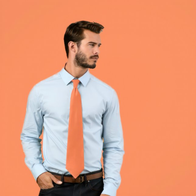 Gravata Tie de Coral Sólido (Man wears a solid Salmon color necktie.)
