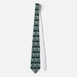 Gravata Tiki statue shadow necktie