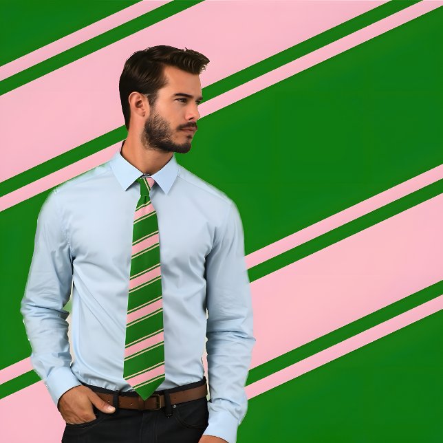 Gravata Tinta rosa e verde espesso e fina faixa de diagnós (Man wearing Pink & Green Thick and Thin Diagonal Stripes Tie. He stands against patterned background)