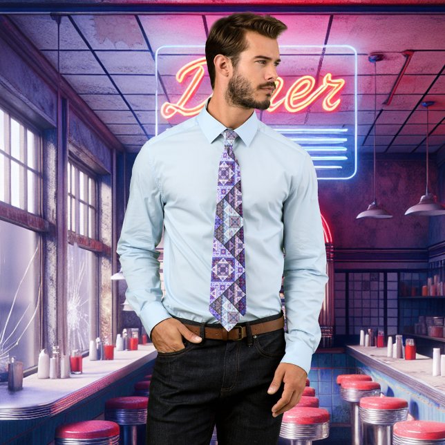 Gravata Torneio de Padrão Azul Roxo Geométrico (Tie with an abstract geometric pattern in purple, blue and lavender.)