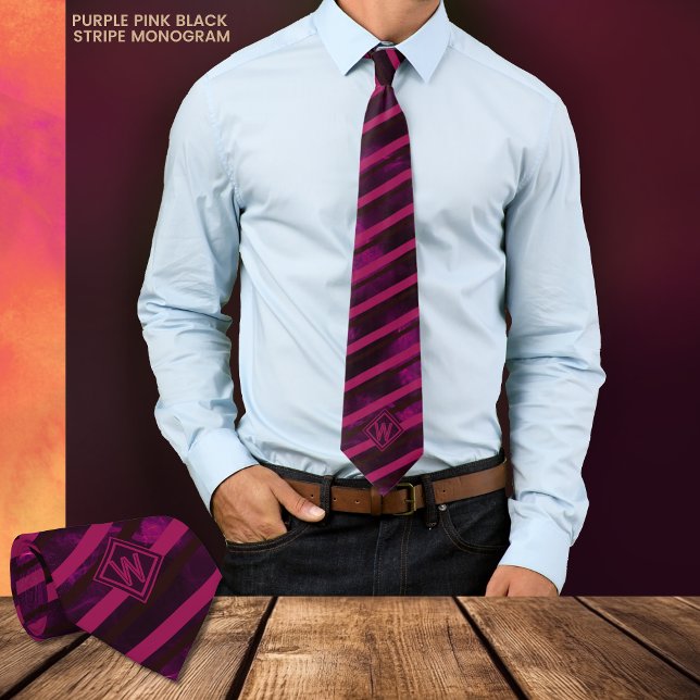 Gravata Torneio do pescoço, preto roxo, roxo e moderno, co (Modern Purple Pink Black Stripe Monogram Neck Tie)