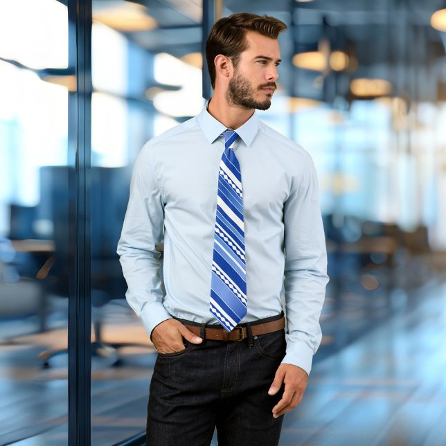 Gravata Torneio Náutico Azul e Branco com Strike (Modern tie featuring a striped design in blue and white with playful waves - nautical)