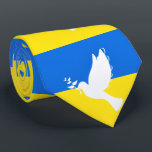Gravata Ucrânia Flag Neck Tie Dove of Peace - Freedom<br><div class="desc">Bandeira da Ucrânia - Vara da Paz - Liberdade - Apoio à Paz - Solidariedade - Bandeira Ucraniana - Forte Junto - Vitória da Liberdade! Vamos faz do mundo um lugar melhor - todos juntos! Um mundo melhor começa - depende - precisa de você também! Você pode transferir para mais...</div>
