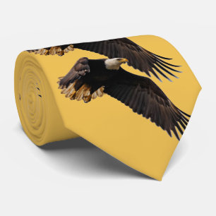 Gravata Uma águia careca leva para o céu