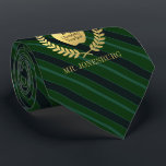 Gravata Verde Dourado do falso feito sob encomenda do<br><div class="desc">Um laço conhecido feito sob encomenda que caracteriza a falsificação "imprimiu" a folha de ouro que detalha a parte inferior da gravata com um fundo verde/preto listrado. Dentro disto são os pontos para o nome dos professores, o assunto, e o fato de que são o professor do número um no...</div>