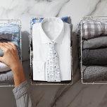 Gravata Veste de inverno branco de malha azul da Festa de<br><div class="desc">Fundo branco com um padrão em azul de mitenes,  meias e beanias tricotadas.</div>