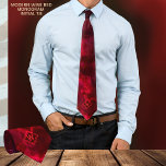 Gravata Vinho Moderno Único Monograma Monograma Inicial<br><div class="desc">Veja esta gravata incrível para ele em um design de vinho vermelho-burgundy com um monograma que pode ser facilmente atualizado. Esta é uma gravata única que foi pintada manualmente. Esta gravata chic única e moderna será um excelente adicional à sua roupa de negócios para seu pai, namorado, irmão ou pai....</div>