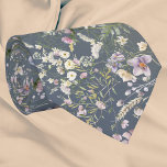 Gravata Vintage Elegante Dusty Blue Floral Nocauta<br><div class="desc">Completar o traje do noivo com o Colar Floral Azul Vintage Elegante Dusty. Apresentando um fundo azul escuro adornado com elegantes flores aquáticas, esta gravata adiciona um toque de sofisticação e estilo. Parte da Coleção de Casamentos Florais Azuis Dusty Elegante Vintage, garante um olhar coordenado e elegante para o seu...</div>