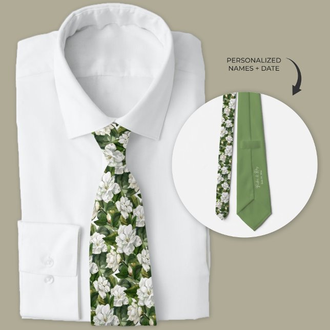 Gravata White Gardenia Floral Personalizada (White gardenia wedding floral necktie.)
