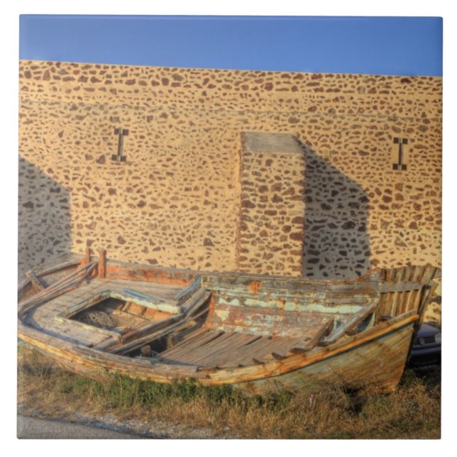 Grécia, Santorini, Oia. Navio de pesca velho a sec (Frente)