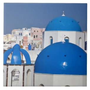 Grécia, Santorini. Torre de celular e cúpulas az