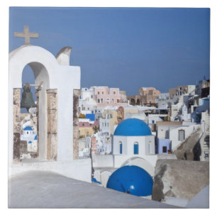 Grécia, Santorini. Torre sineira e cúpulas azuis d