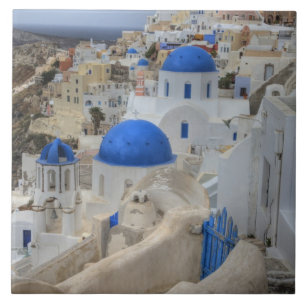 Grécia, Santorini. Torre sineira e cúpulas azuis d