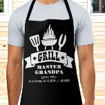 Grill Master Grandpa Black<br><div class="desc">Dia de os pais personalizado, presente de Natal ou aniversário para o melhor avô de todos os tempos, este avental preto apresenta ilustrações de uma grelha de churrasco e "Avô Mestre Grill" em tipografia divertida. Adicione os nomes de seus netos e personalize se ele é chamado de avô, pop, papai,...</div>