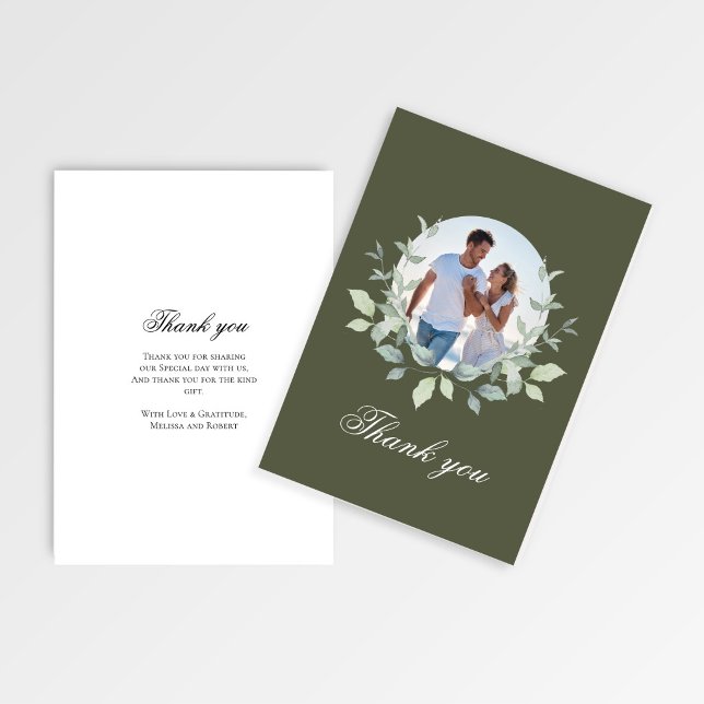 Grinalda de Agradecimento de Casamento em Foto Ver (Olive green photo wedding thank you card with greenery wreath and elegant script text)