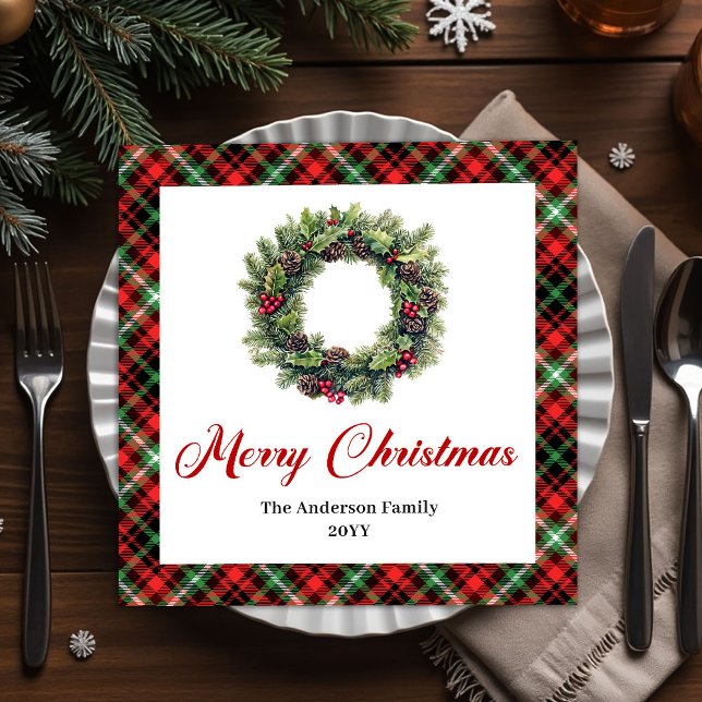 Gringa de Natal Elegante Guardanapos Xadrez Vermel (Elegant Christmas wreath napkins with red green plaid, customizable name.)