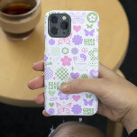 Groovis Good Vibes Y2K Butterfly Modern Girl<br><div class="desc">Groovy Good Vibes Y2K Butterfly Modern Girl iPhone Smart Capa de telefone apresenta um lindo e divertido padrão do y2k moderno para borboletas, corações, flores, boas vibrações, sinais de paz e padrão de conselho do verificador em rosa suave, roxo e verde. Dê um presente único e moderno para Natal, aniversário,...</div>